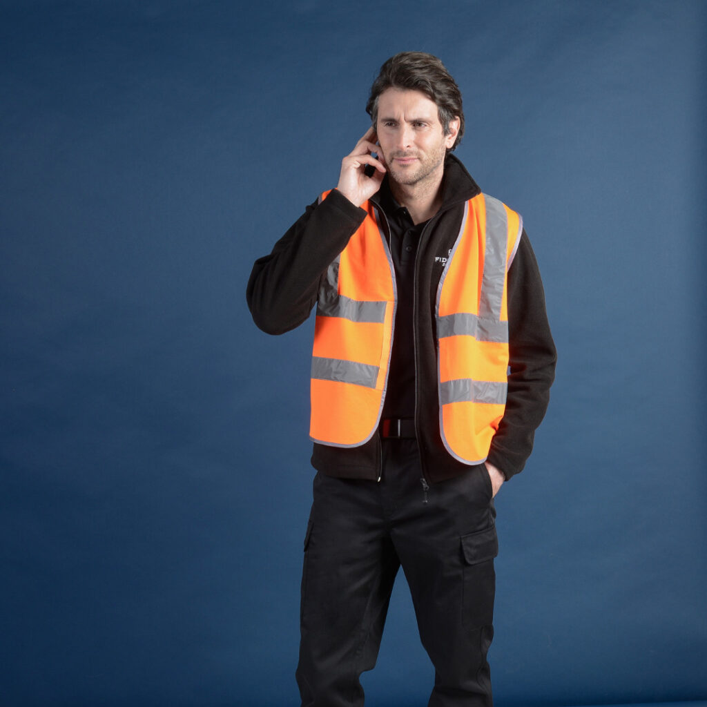 tenue de travail gilet réfléchissant agent de sécurité mobile