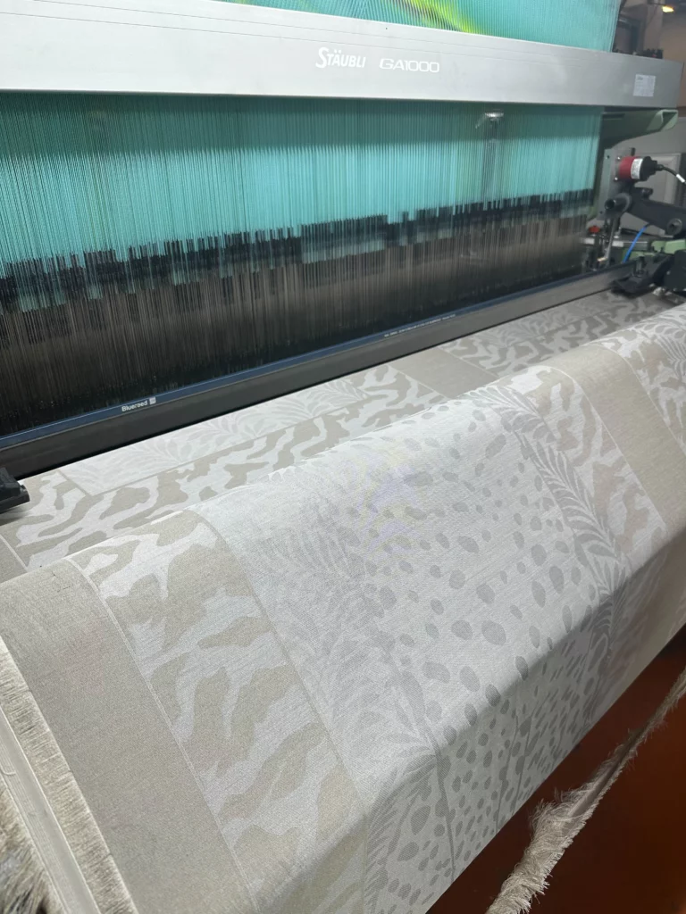 cadeau d'affaire textile d'exception : tissage jacquard Lyon